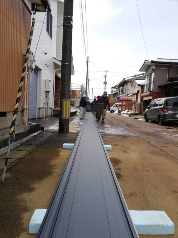新潟県三条市にて長尺屋根の施工を行いました